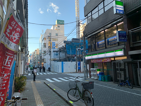 3.最初の信号を右折します。