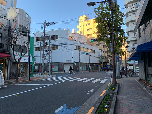 4.信号を右折後道なりに進み、最初の信号を左折します。
