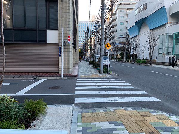 5.20mほど進んだ先の横断歩道を渡った角にある黄色い建物が「浅草橋ビル」です。
