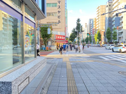 2.左手に「みずほ銀行」が見えるので、交差点を左折します。