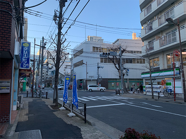 4.右手にコンビニが見える信号を渡ります。
